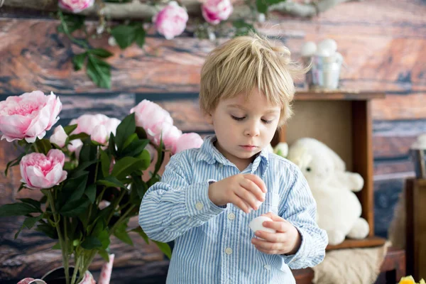 Mignon Tout Petit Blond Enfant Garçon Avec Décoration Pâques Studio — Photo