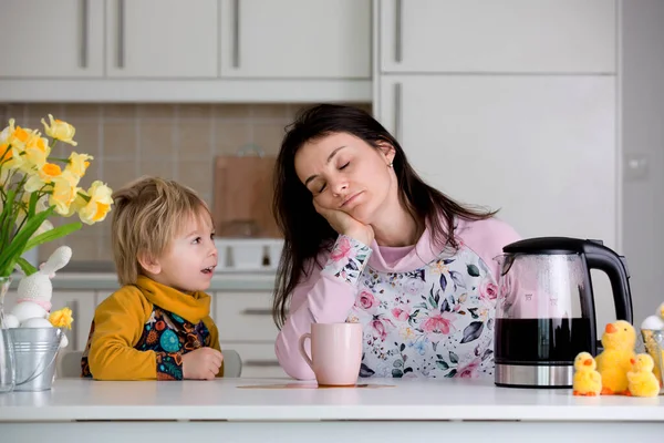 Madre Stanca Cerca Versare Caffe Mattino Donna Sdraiata Sul Tavolo — Foto Stock