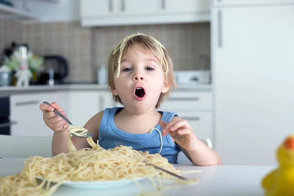 Niño Rubio Niño Pequeño Comiendo Espaguetis Para Almuerzo Haciendo Lío —  Fotos de Stock