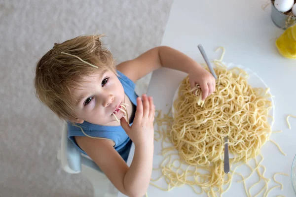 Menino Loiro Criança Comendo Espaguete Para Almoço Fazendo Uma Bagunça — Fotografia de Stock