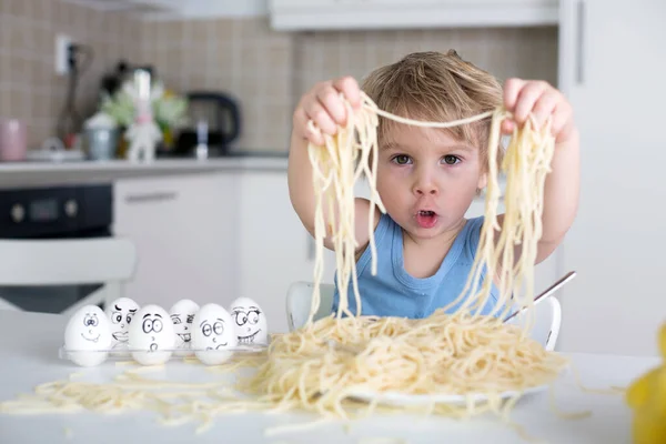 Kleiner Blonder Junge Kleinkind Mittags Spaghetti Essen Und Hause Der — Stockfoto