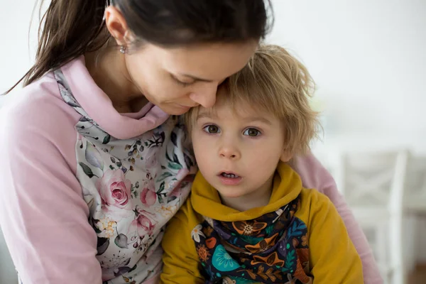 Madre Abbraccio Dolce Bambino Bambino Ragazzo Biondo Casa Amore Emozioni — Foto Stock