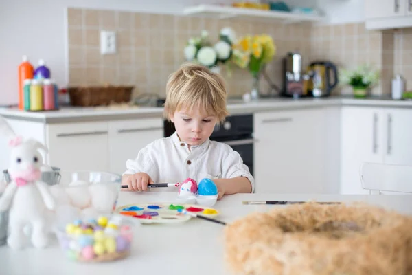 Vackra Blonda Barn Småbarn Pojke Måla Påskägg Med Mamma Hemma — Stockfoto