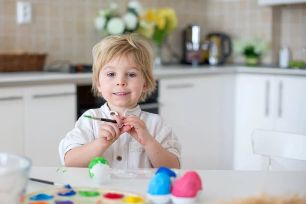 Schöne Blonde Kind Kleinkind Junge Bemalen Ostereier Mit Mutter Hause — Stockfoto