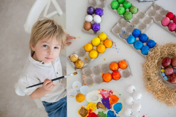 漂亮的金发碧眼的孩子 蹒跚学步的男孩 在家里和妈妈一起画复活节彩蛋 用彩虹色做复活节花环 — 图库照片