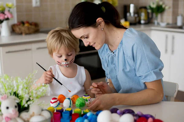 Bela Criança Loira Menino Criança Pintando Ovos Páscoa Com Mãe — Fotografia de Stock