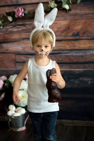 Menino Criança Criança Com Coelho Pintado Rosto Comendo Coelho Chocolate — Fotografia de Stock