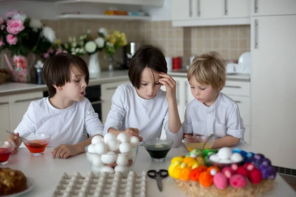 Barn Pojksyskon Måla Ägg Till Påsk Hemma — Stockfoto