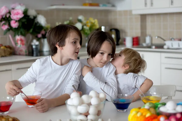 Barn Pojksyskon Måla Ägg Till Påsk Hemma — Stockfoto