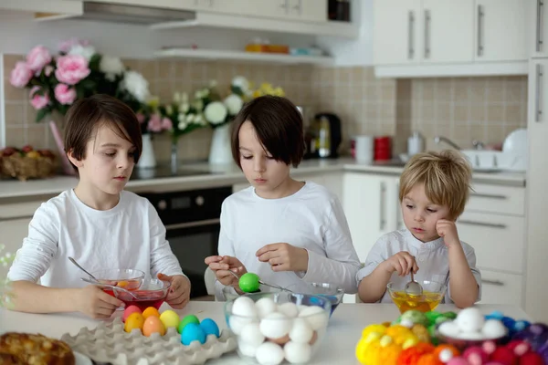 Çocuklar Erkek Kardeşler Evde Paskalya Için Yumurta Boyama — Stok fotoğraf
