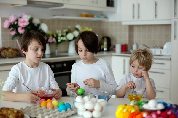 Crianças Irmãos Meninos Colorir Ovos Para Páscoa Casa — Fotografia de Stock