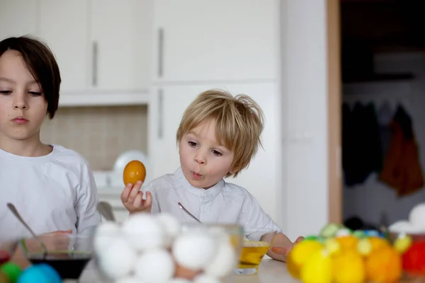 Παιδιά Αγόρια Αδέλφια Χρωματισμός Αυγών Για Πάσχα Στο Σπίτι — Φωτογραφία Αρχείου