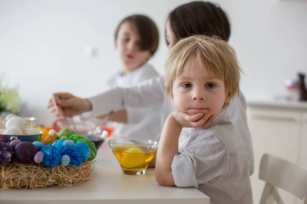 Kinder Geschwisterkinder Eier Für Ostern Hause Färben — Stockfoto