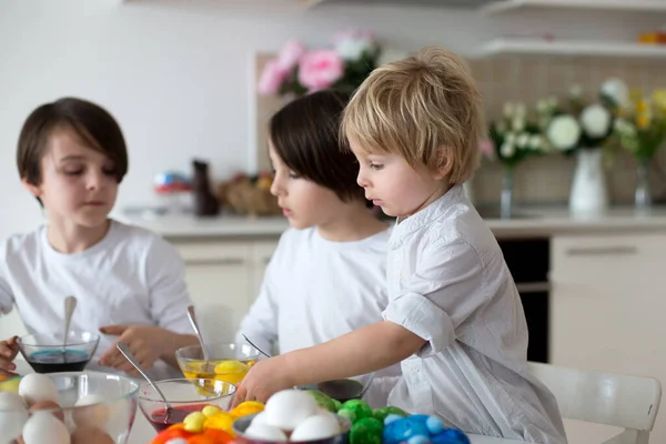 Crianças Irmãos Meninos Colorir Ovos Para Páscoa Casa — Fotografia de Stock