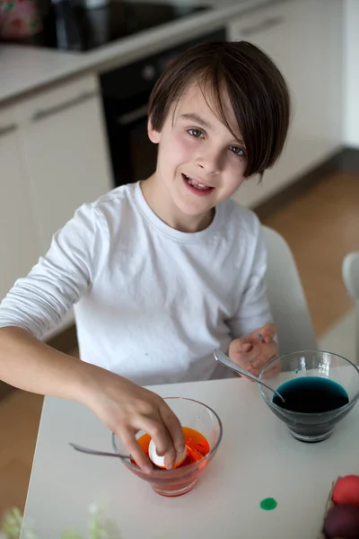 男の子の兄弟 家でイースターのための卵の着色 — ストック写真