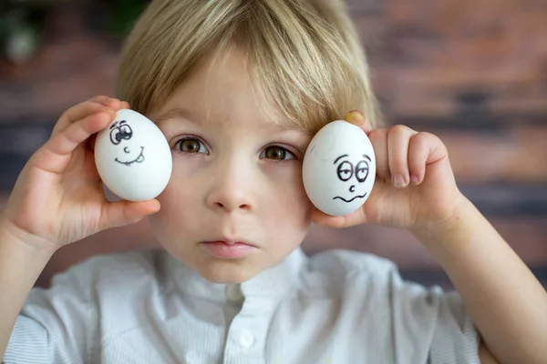 Criança Bonito Segurando Ovos Brancos Com Emoções Desenhadas Sobre Eles — Fotografia de Stock