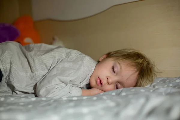 Peuter Slapen Thuis Nachts Knuffelen Kleine Speelgoed Zacht Licht — Stockfoto