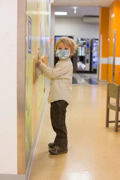 Child Boy Sitting Waiting Room Emergency Waiting Examination Xrays — Stock Photo, Image