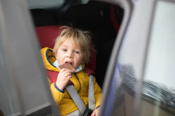 Lilla Blonda Småbarn Barn Äta Våffla Bilsätet Sittande Fastspänd — Stockfoto