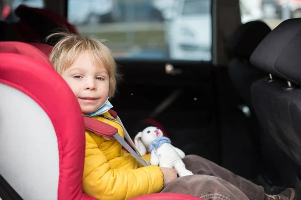 金发碧眼的小孩 坐在车座上的华夫饼 系着安全带 — 图库照片