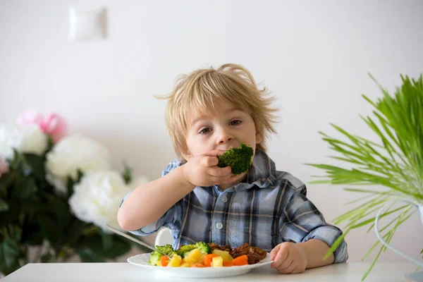 金发男孩 在家里吃煮熟的蔬菜 西兰花 土豆和胡萝卜 还有炸鸡肉 自制的新鲜健康食品 — 图库照片