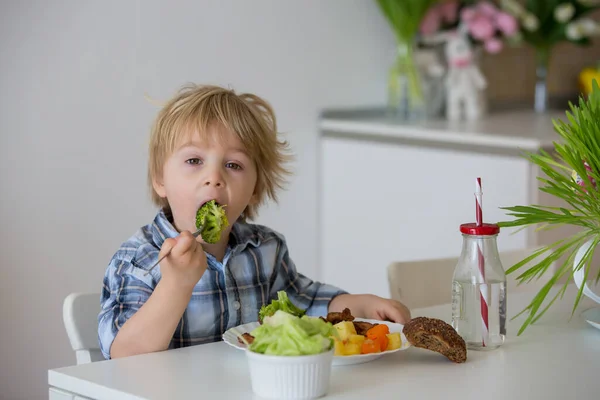 Petit Enfant Bas Âge Garçon Blond Manger Des Légumes Bouillis — Photo