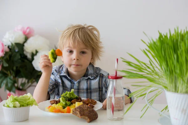 Petit Enfant Bas Âge Garçon Blond Manger Des Légumes Bouillis — Photo