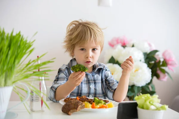 Pequeño Niño Pequeño Rubio Comiendo Verduras Hervidas Brócoli Papas Zanahorias — Foto de Stock