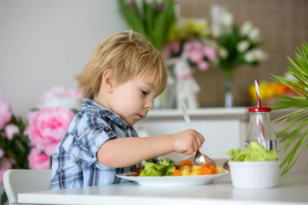 Kleines Kleinkind Blonder Junge Isst Gekochtes Gemüse Brokkoli Kartoffeln Und — Stockfoto