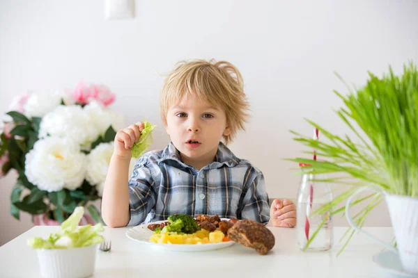 Små Småbarn Blond Pojke Äta Kokta Grönsaker Broccoli Potatis Och — Stockfoto