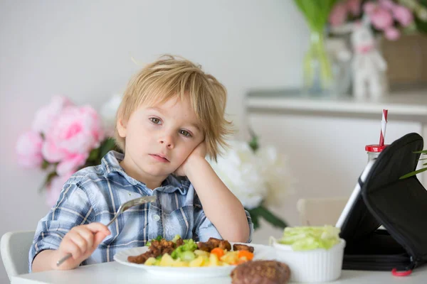 Niño Pequeño Rubio Comiendo Verduras Hervidas Brócoli Papas Zanahorias Con — Foto de Stock