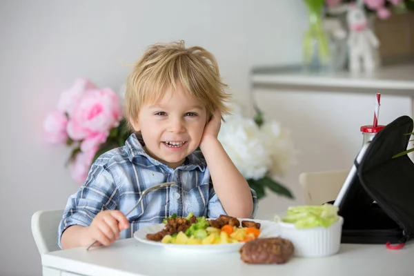 Bambino Piccolo Biondo Mangia Verdure Bollite Broccoli Patate Carote Con — Foto Stock