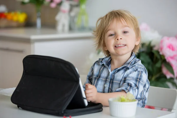 Kleine Peuter Kind Blond Jongen Likken Lolly Thuis Tijdens Het — Stockfoto