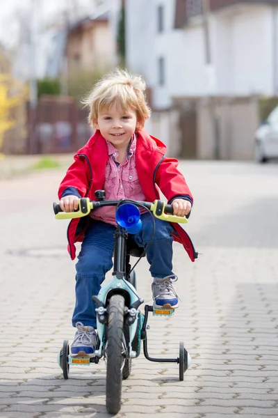 Små Barn Blond Pojke Lära Sig Att Cykla Parken Med — Stockfoto