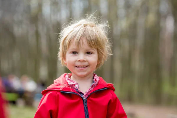 Близкий Портрет Улыбающегося Ребенка Блондина Милый Мальчик Красной Куртке Парке — стоковое фото