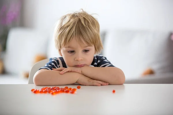 Schattig Klein Kind Peuter Jongen Het Eten Van Alfa Omega — Stockfoto