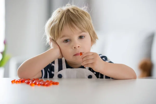Χαριτωμένο Μικρό Παιδί Μικρό Αγόρι Τρώει Άλφα Ωμέγα Παιδιά Suplement — Φωτογραφία Αρχείου