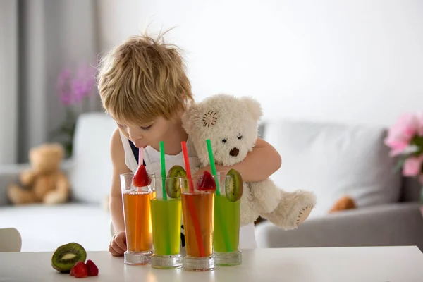 可爱的幼儿 金发碧眼的男孩 在家里喝新鲜的果汁 四杯新鲜的果汁 — 图库照片