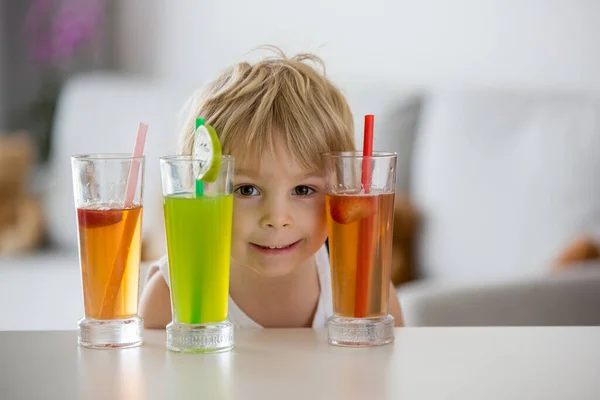 Niño Lindo Niño Rubio Bebiendo Jugo Fruta Recién Hecho Casa — Foto de Stock