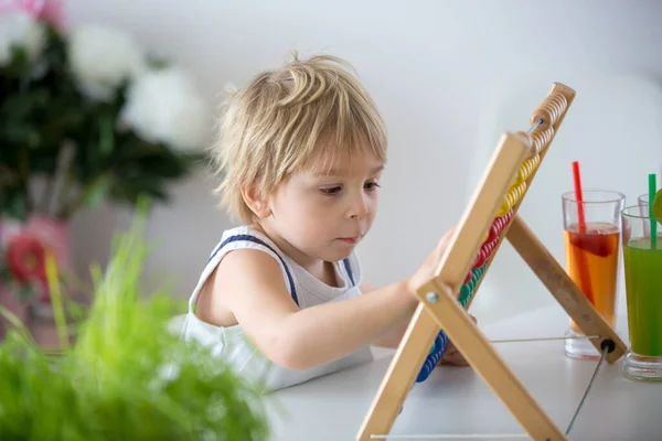 Enfant Tout Petit Doux Garçon Blond Apprenant Les Mathématiques Maison — Photo