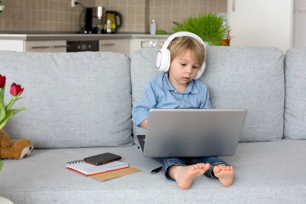 Söta Blonda Barn Pojke Vardagskläder Värkande Datorer Hemma Med Hörlurar — Stockfoto