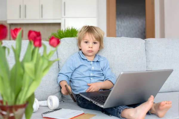 Söta Blonda Barn Pojke Vardagskläder Värkande Datorer Hemma Med Hörlurar — Stockfoto