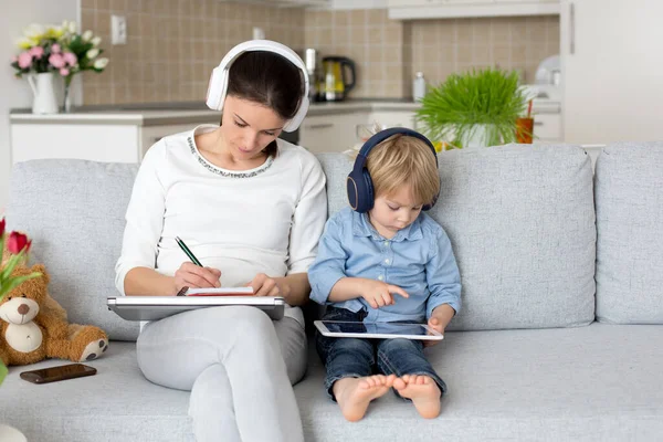 Mamma Arbetar Med Sin Bärbara Dator Och Tar Telefonsamtal Barn — Stockfoto