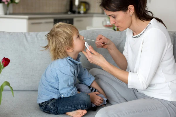 Madre Testare Suo Bambino Covid Casa Rendendo Casa Permesso Test — Foto Stock