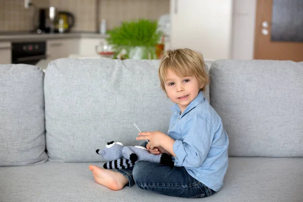 Petit Enfant Bas Âge Garçon Jouant Avec Jouet Tricoté Faisant — Photo