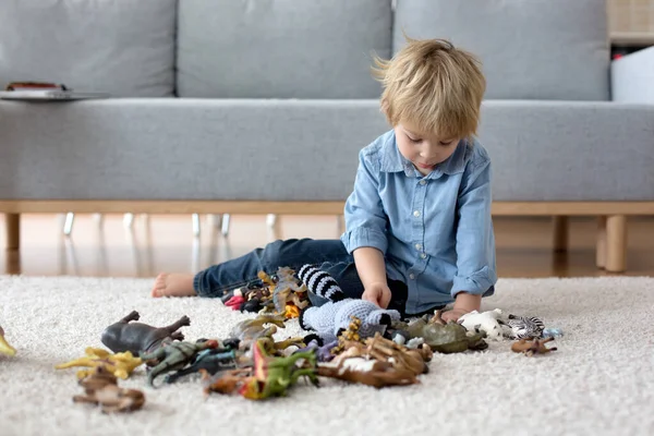 Lindo Niño Rubio Niño Pequeño Jugando Casa Con Dinosaurios Sentado — Foto de Stock