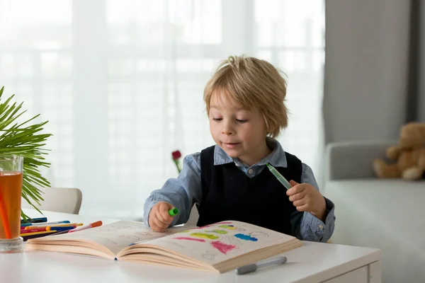 Lindo Niño Preescolar Chico Rubio Llenando Algunos Deberes Libro Colorear — Foto de Stock