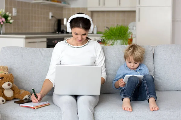 Mamma Arbetar Med Sin Bärbara Dator Och Tar Telefonsamtal Barn — Stockfoto