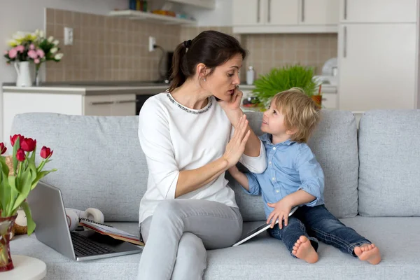 Madre Lavorando Sul Suo Computer Portatile Rispondendo Alle Telefonate Bambino — Foto Stock