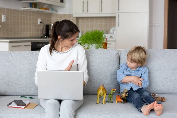 Mamma Arbetar Med Sin Bärbara Dator Och Tar Telefonsamtal Barn — Stockfoto